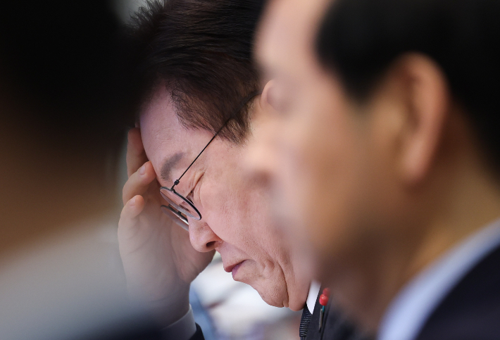 이재명 대통령이 27일 청와대에서 열린 국무회의에서 자료를 보고 있다. 연합뉴스