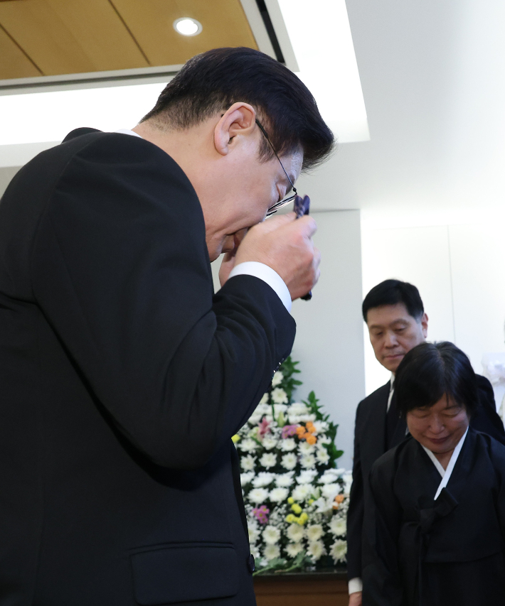 이재명 대통령이 27일 서울 종로구 서울대병원 장례식장에 마련된 고 이해찬 전 국무총리 빈소에서 유가족을 위로한 뒤 눈물을 닦고 있다. 연합뉴스