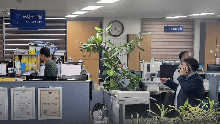 김건희 여사의 의혹들을 수사하는 민중기 특별검사팀이 22일 '양평고속도로 노선변경 의혹'과 관련해 양평군청 등에 대한 압수수색에 나섰다. 이날 경기도 양평군 양평군청에서 특검 관계자들이 사무실을 둘러보고 있다. 연합뉴스