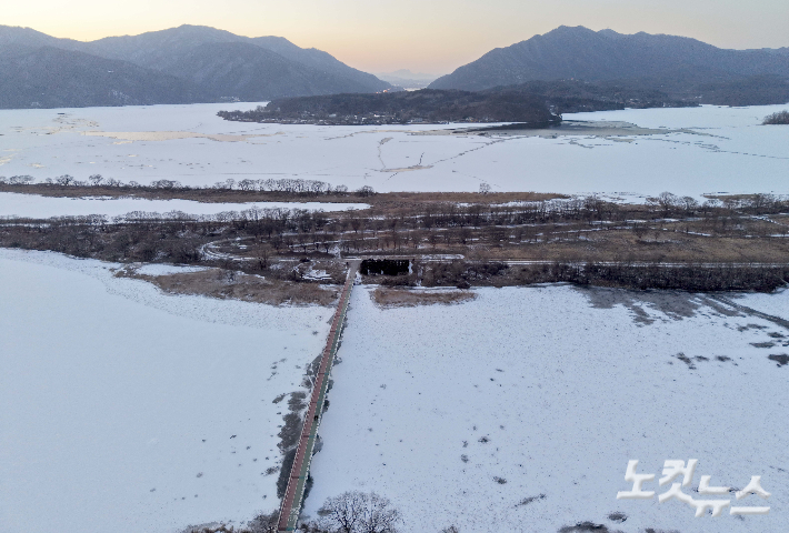 연일 북극 한파가 지속되고 있는 23일 경기 하남시 팔당물안개공원 인근이 얼어붙어 눈이 쌓여 있다. 박종민 기자