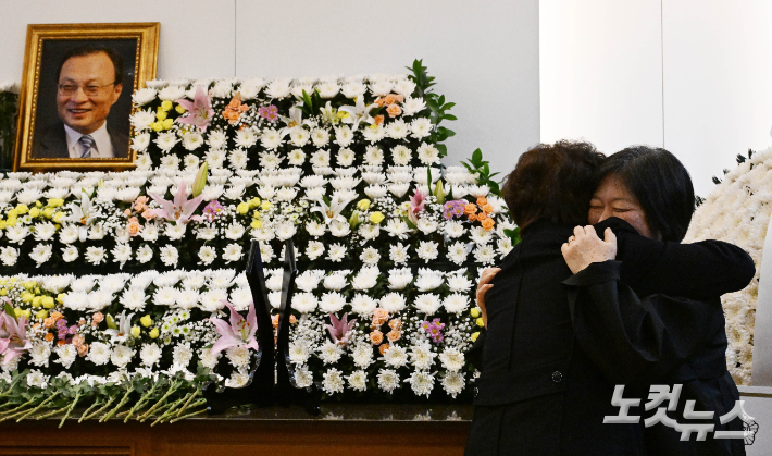 권양숙 여사가 27일 서울 종로구 서울대학교병원 장례식장에 마련된 이해찬 민주평화통일자문회의 수석부의장의 빈소를 조문, 이 수석부의장 딸과 포옹하고 있다. 사진공동취재단