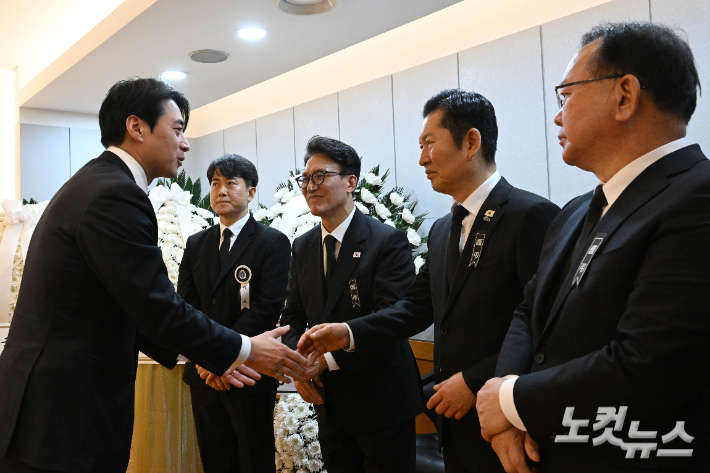 한준호 더불어민주당 의원이 27일 서울 종로구 서울대학교병원 장례식장에 마련된 이해찬 민주평화통일자문회의 수석부의장의 빈소에서 정청래 대표와 인사하고 있다. 사진공동취재단