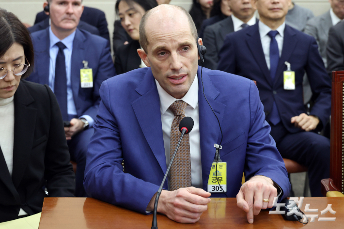 해롤드 로저스 쿠팡 임시 대표이사가 의원 질의에 답변 하고 있다. 윤창원 기자