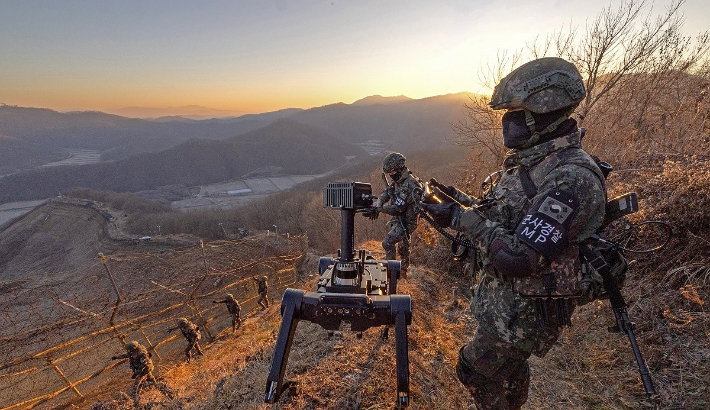 5사단 열쇠부대 군 장병들이 지난 경기 연천군 접경지역에서 시범 운용 중인 다족 보행 로봇과 함께 철책 경계 근무를 하는 모습. 연합뉴스