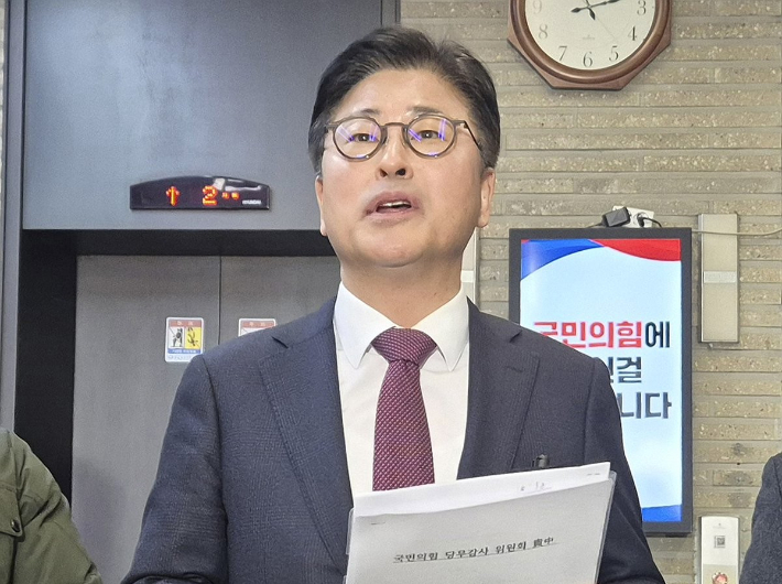 국민의힘 김종혁 전 최고위원이 19일 서울 여의도 국민의힘 중앙당사에서 열린 윤리위원회에 출석한 뒤 취재진과 인터뷰하고 있다. 연합뉴스