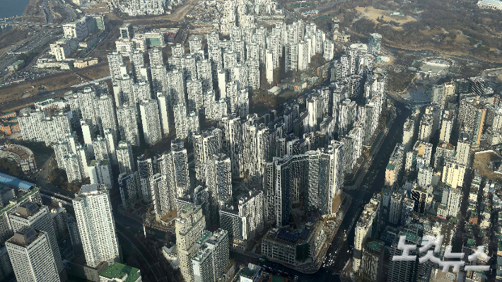 지난해 서울 아파트값이 관련 통계 작성 이후 가장 가파른 상승세를 기록했다. 18일 한국부동산원의 '2025년 12월 전국 주택가격 동향조사'에 따르면 지난해 서울 아파트 매매가격은 전년 대비 8.98% 상승했다. 부동산원이 KB국민은행으로부터 통계 작성 업무를 이관받아 공표하기 시작한 2013년 1월 이후 역대 최고치다. 사진은 서울 시내 아파트의 모습. 박종민 기자