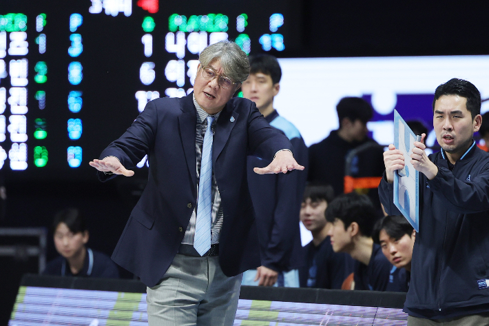 작전 지시하는 손창환 감독. 연합뉴스