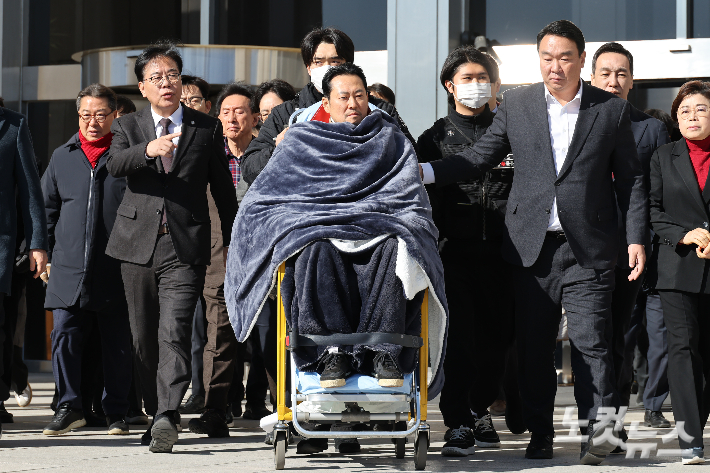 통일교·공천헌금 '쌍특검'을 요구하며 8일째 단식을 이어가던 장동혁 국민의힘 대표가 22일 서울 여의도 국회에서 단식을 중단하고 병원으로 이송되고 있다. 윤창원 기자