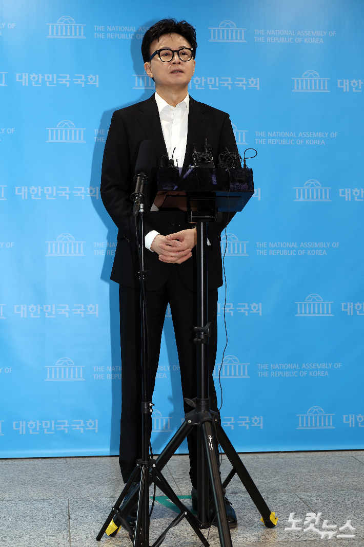 국민의힘 한동훈 전 대표가 14일 국회 소통관에서 당 윤리위원회가 본인을 제명 결정한 것과 관련 입장을 밝히고 취재진의 질문에 답변을 하고 있다. 윤창원 기자