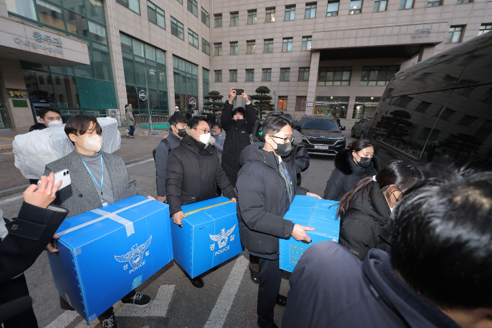 북한의 한국 무인기 침투 주장에 대한 진상을 규명하는 '군경합동조사 TF'가 21일 민간인 피의자 3명의 주거지 및 사무실 등에 대한 압수수색에 나선 가운데 이날 피의자 장모씨와 오모씨가 다니던 서울의 한 대학교 공대 건물에서 경찰 관계자들이 압수품을 옮기고 있다. 연합뉴스