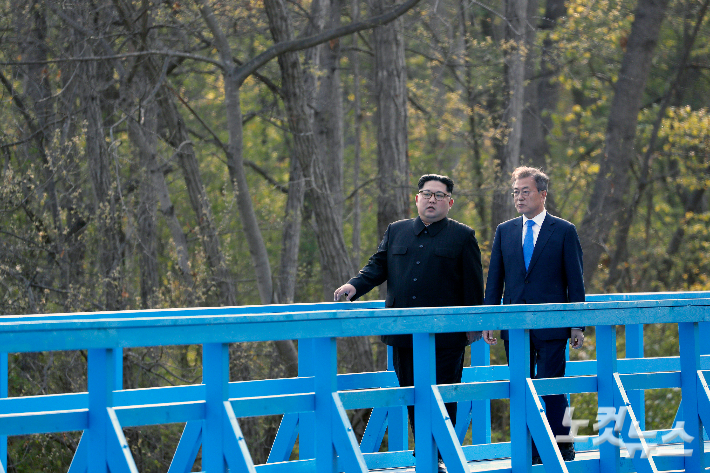 문재인 대통령과 김정은 국무위원장이 27일 판문점에서 공동 식수를 마친 후 군사분계선 표식물이 있는 '도보다리'까지 산책을 하며 담소를 나누고 있다. 황진환 기자