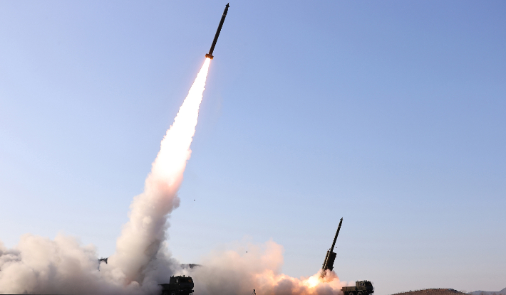  북한 대구경 방사포 시험사격. 연합뉴스