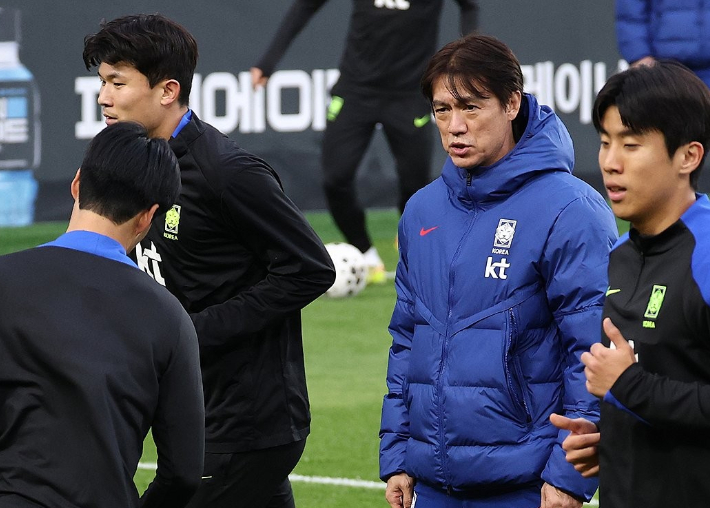 훈련 지켜보는 홍명보 감독. 연합뉴스