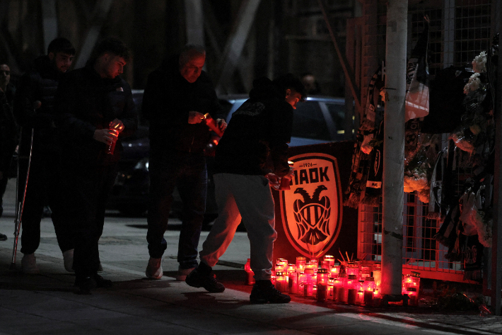 PAOK 홈 구장 앞에서 세상을 떠난 팬들을 추모하는 사람들. 연합뉴스