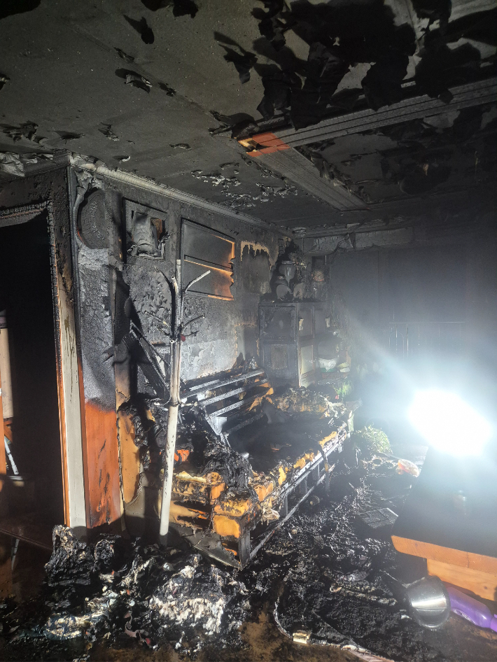 28일 오전 2시 23분쯤 대구 달서구 상인동의 한 빌라에서 원인을 알 수 없는 불이 났다. 대구소방안전본부 제공