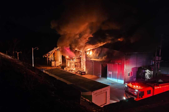 28일 오전 3시 25분쯤 강원 원주시 문막읍 동화리의 한 제조업 공장에서 불이 났다. 강원소방본부 제공