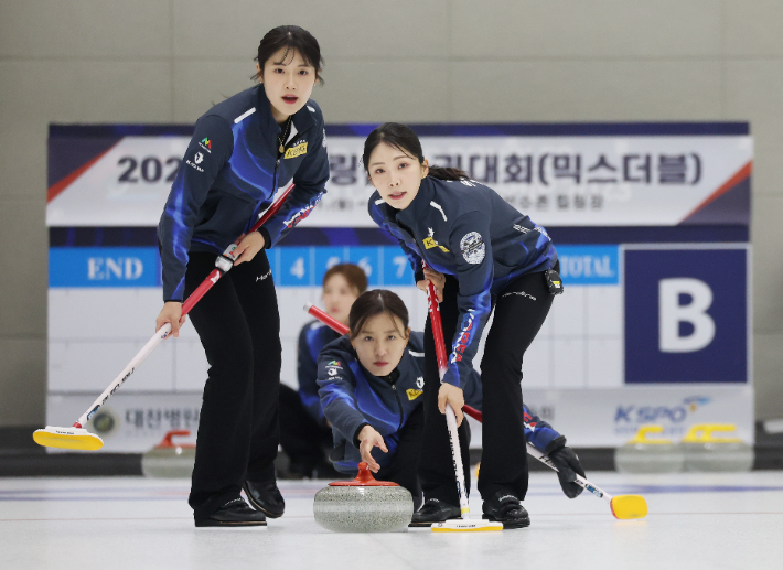 2026 밀라노·코르티나담페초 동계올림픽을 앞두고 지난 27일 충북 진천선수촌 컬링장에서 컬링대표팀의 설예은(사진 왼쪽부터), 김은지, 김수지가 훈련하고 있다. 연합뉴스