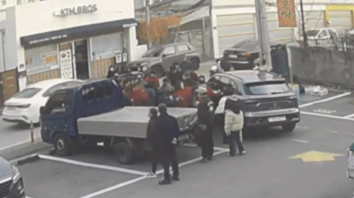 차량을 들어올리기 위해 모여드는 시민들. 대전경찰청 제공