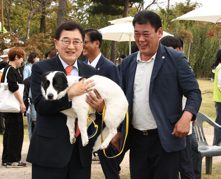 주낙영 경주시장과 박광호 경주시의회 문화도시위원장이 반려동물 행사 현장에서 시민들과 소통하고 있다. 경주시 제공