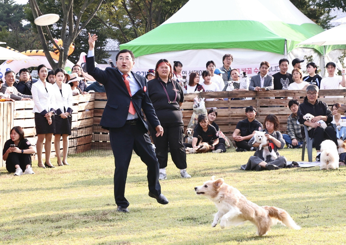 주낙영 경주시장이 반려동물 페스티벌 프로그램에 참여하고 있다. 경주시 제공