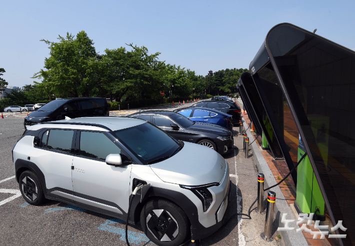 전기차 충전소에서 충전 중인 전기차 모습. 황진환 기자