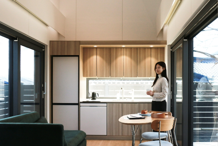 LG전자가 레저 및 관광 사업을 계획하고 있는 B2B 고객 등을 위해 전북 김제시 죽산면에 LG 스마트코티지를 상시 체험할 수 있는 공간 '죽산모락'을 열었다고 밝혔다. LG전자 제공 