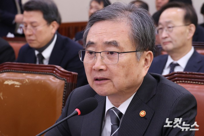 조현 외교부 장관이 28일 서울 여의도 국회에서 열린 외교통일위원회 현안질의에서 의원 질의에 답변을 하고 있다.