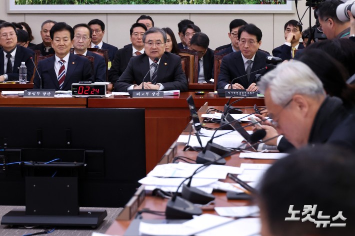 조현 외교부 장관이 28일 서울 여의도 국회에서 열린 외교통일위원회 현안질의에서 의원 질의에 답변을 하고 있다.