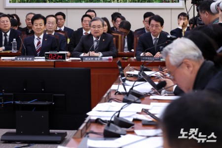 조현 외교부 장관이 28일 서울 여의도 국회에서 열린 외교통일위원회 현안질의에서 의원 질의에 답변을 하고 있다.