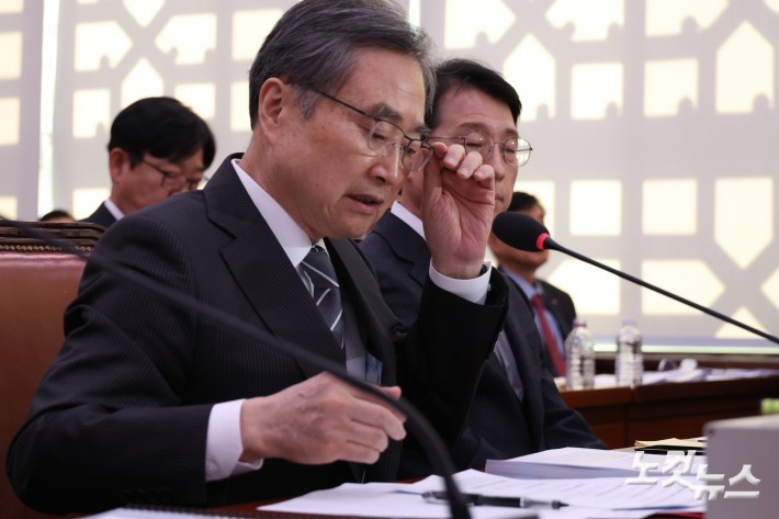 조현 외교부 장관이 28일 서울 여의도 국회에서 열린 외교통일위원회 현안질의에서 안경을 만지고 있다.