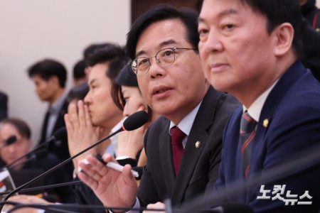 국민의힘 송언석 원내대표가 28일 서울 여의도 국회에서 열린 외교통일위원회 현안질의에서 조현 외교부 장관에게 질의를 하고 있다.