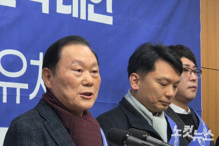 채정룡 반도체클러스터 전북유치추진위원회 상임대표가 28일 전북도의회에서 기자회견을 하고 있다. 최명국 기자