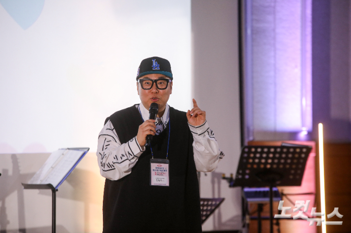 장광우 목사가 '행복의 어벤져스'를 주제로 말씀을 전하고 있다. 최화랑 기자