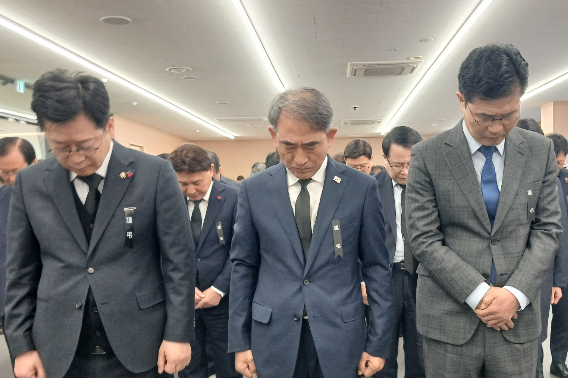 민주당 윤준병 전북도당위원장과 안호영 국회의원, 이원택 국회의원 등이 28일 도당사에서 진행된 고 이해찬 전 국무총리 합동 추모식에서 묵념하고 있다. 민주당 전북도당 제공