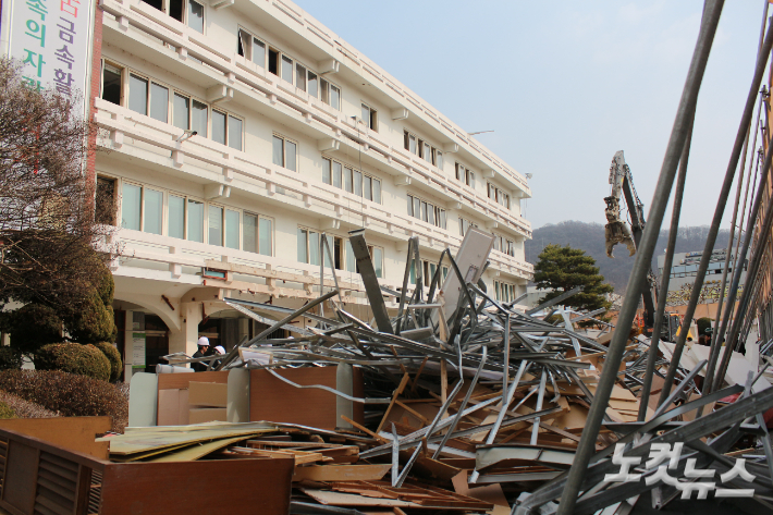 2023년 3월 진행된 옛 청주시청사 본관동 철거 현장. 최범규 기자