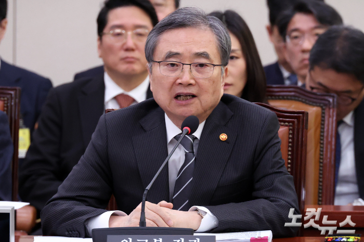 조현 외교부 장관이 28일 서울 여의도 국회에서 열린 외교통일위원회 현안질의에서 의원 질의에 답변을 하고 있다. 윤창원 기자