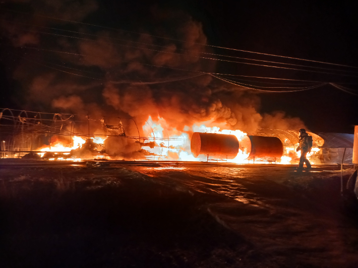 타고 있는 비닐하우스. 전북소방본부 제공