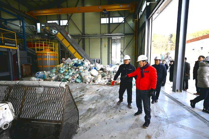 폐비닐 전문 선별시설 현장 점검에 나선 이병선 속초시장. 속초시 제공 