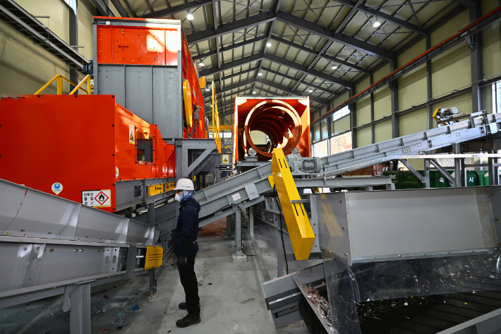 폐비닐 전문 선별시설 시험 임시가동 현장. 속초시 제공