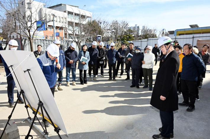 안병구 밀양시장이 지난 20일 삼문동 평생학습관 건립 현장을 방문해 관계자의 설명을 듣고 있다. 밀양시 제공