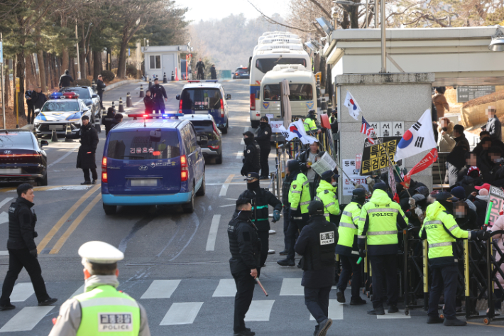 [속보]'도이치·명태균·통일교 의혹' 김건희 1심 선고공판 시작