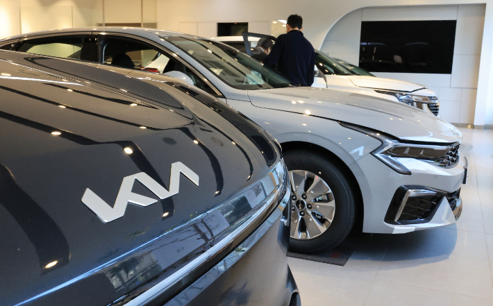 28일 서울 시내 기아자동차 전시장에 다양한 차종이 전시되어 있다. 이날 기아는 컨퍼런스콜을 통해 2025년 경영실적을 발표했다. 연합뉴스