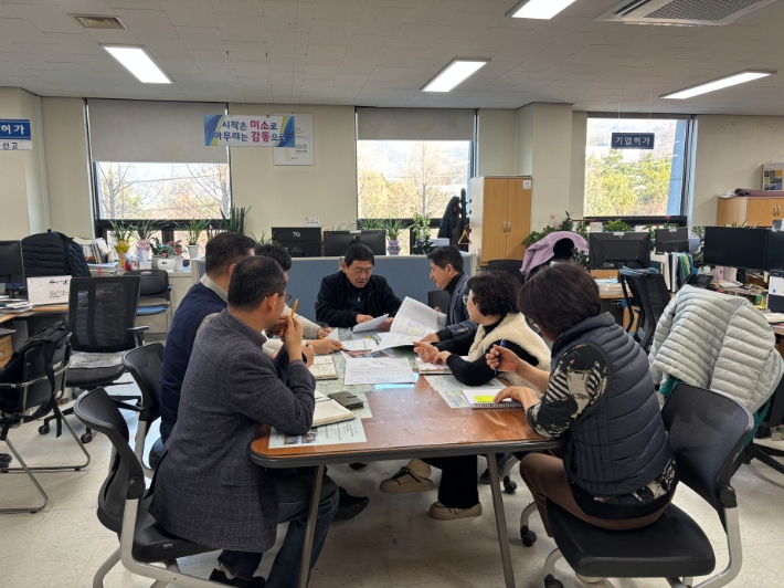 관내 민원인을 대상으로 인·허가 사전 컨설팅을 진행하고 있는 모습. 밀양시 제공 