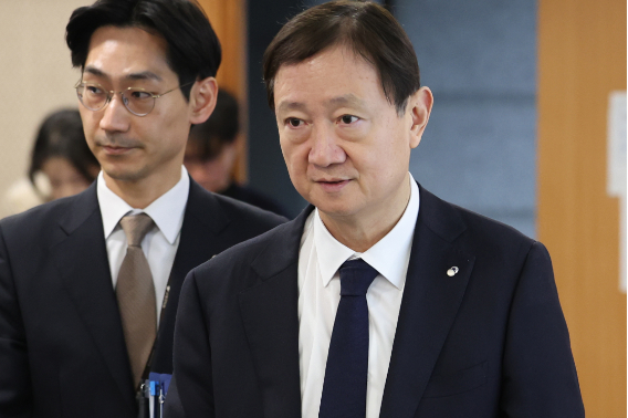 이찬진 금융감독원장이 20일 서울 여의도 금감원에서 열린 기관전용 사모펀드(PEF) 운용사 최고경영자(CEO) 간담회에서 자리로 향하고 있다. 연합뉴스