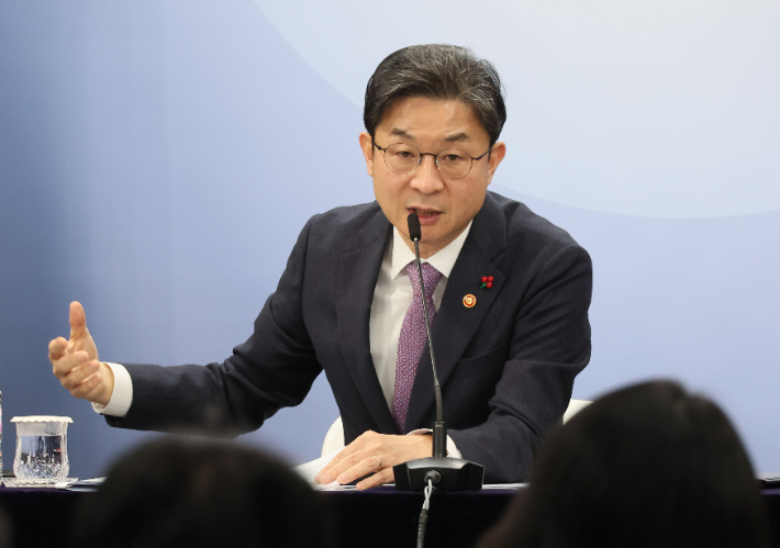 이억원 금융위원장이 28일 서울 종로구 정부서울청사에서 출입기자단 월례 간담회를 하고 있다. 연합뉴스