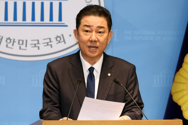 더불어민주당 김병기 전 원내대표가 19일 서울 여의도 국회 소통관에서 당 윤리심판원의 제명 처분 결정 등에 대한 입장 발표 기자회견을 하고 있다. 윤창원 기자