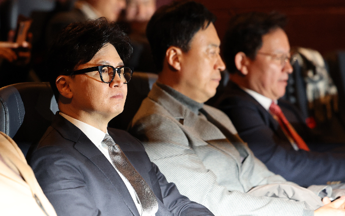 국민의힘 한동훈 전 대표가 28일 서울 영등포구의 한 영화관에서 '잊혀진 대통령: 김영삼의 개혁 시대' 영화 관람을 위해 대기하고 있다. 연합뉴스