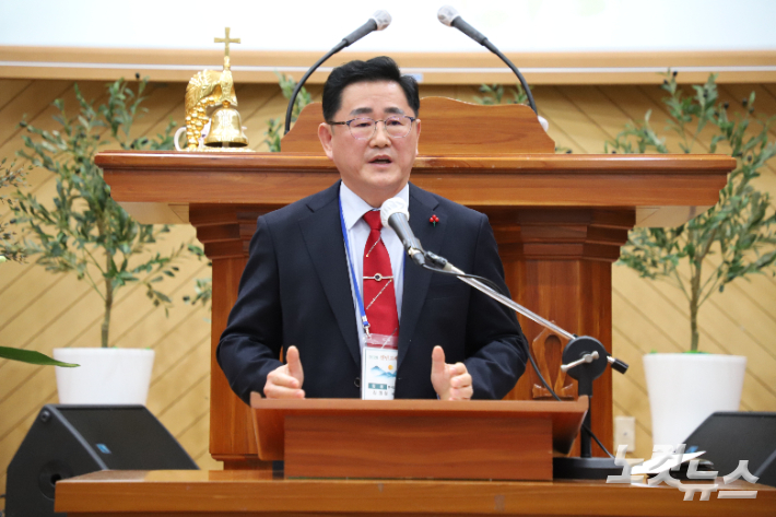 울진군기독교연합회 회장 김의철 목사(행곡침례교회) 인사말씀. 김일현 선교국장