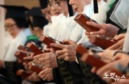 주름진 손으로 칼림바 공연