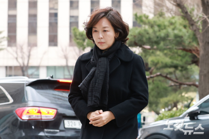 강선우 의원에게 '공천 헌금' 1억원을 전달한 혐의를 받는 김경 서울시의원이 15일 오전 서울 마포구 서울경찰청 공공범죄수사대에 피의자 신분으로 조사를 받기 위해 출석하고 있다. 류영주 기자